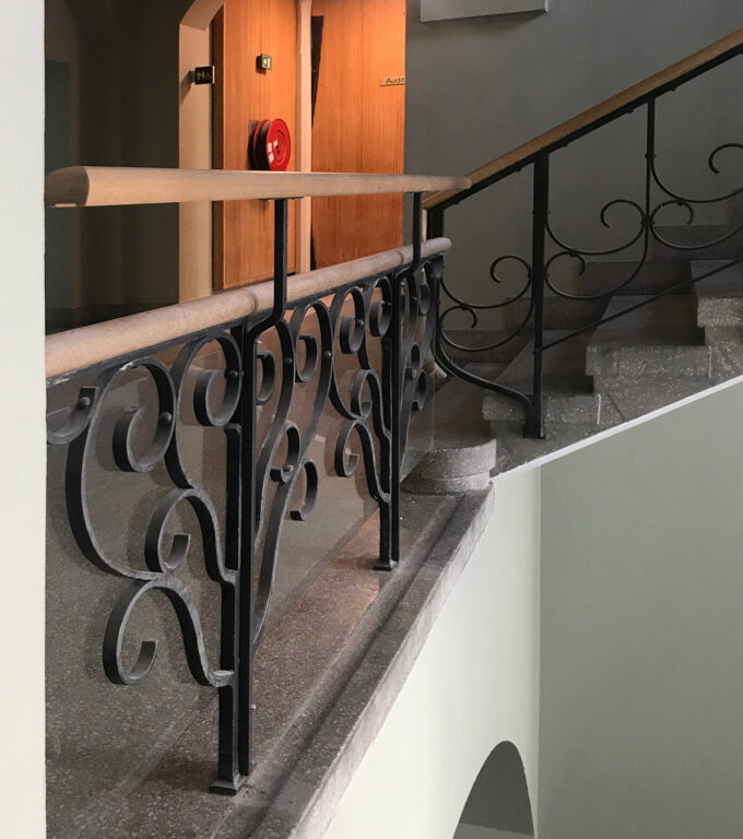 Sikkerhetstiltak på rekkverk i hovedtrapper 6