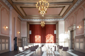 Sjablongmalte ventilasjonsrister i festsalen 2