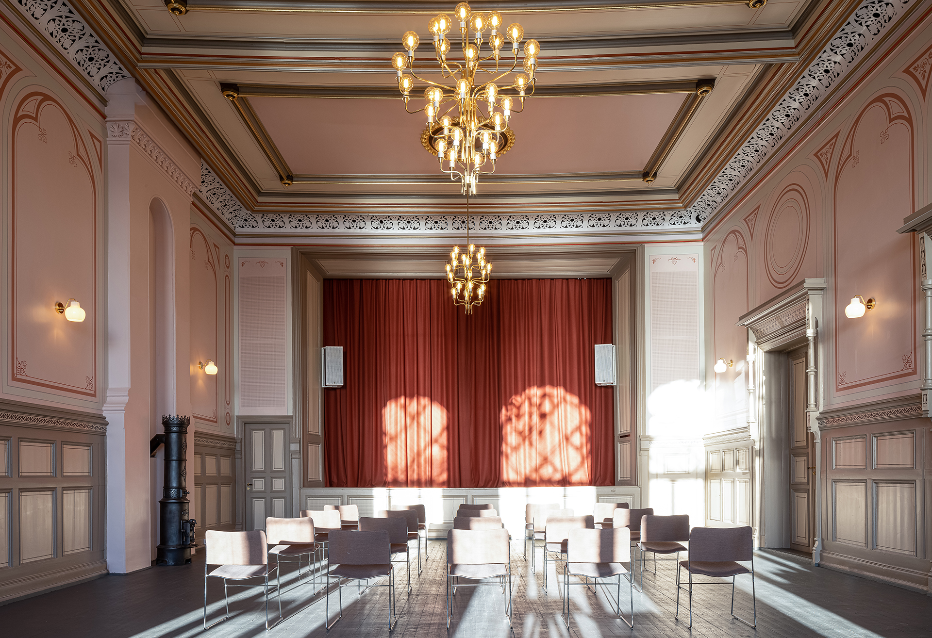 Sjablongmalte ventilasjonsrister i festsalen 1