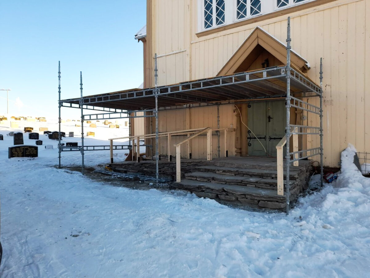 Kyrkje fekk tørrmura trapp og rampe med varmekablar 8