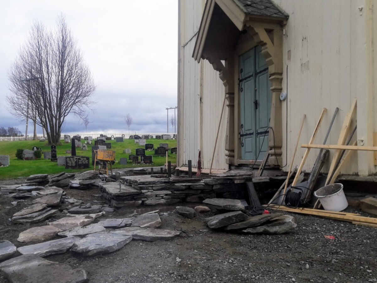 Kyrkje fekk tørrmura trapp og rampe med varmekablar 5