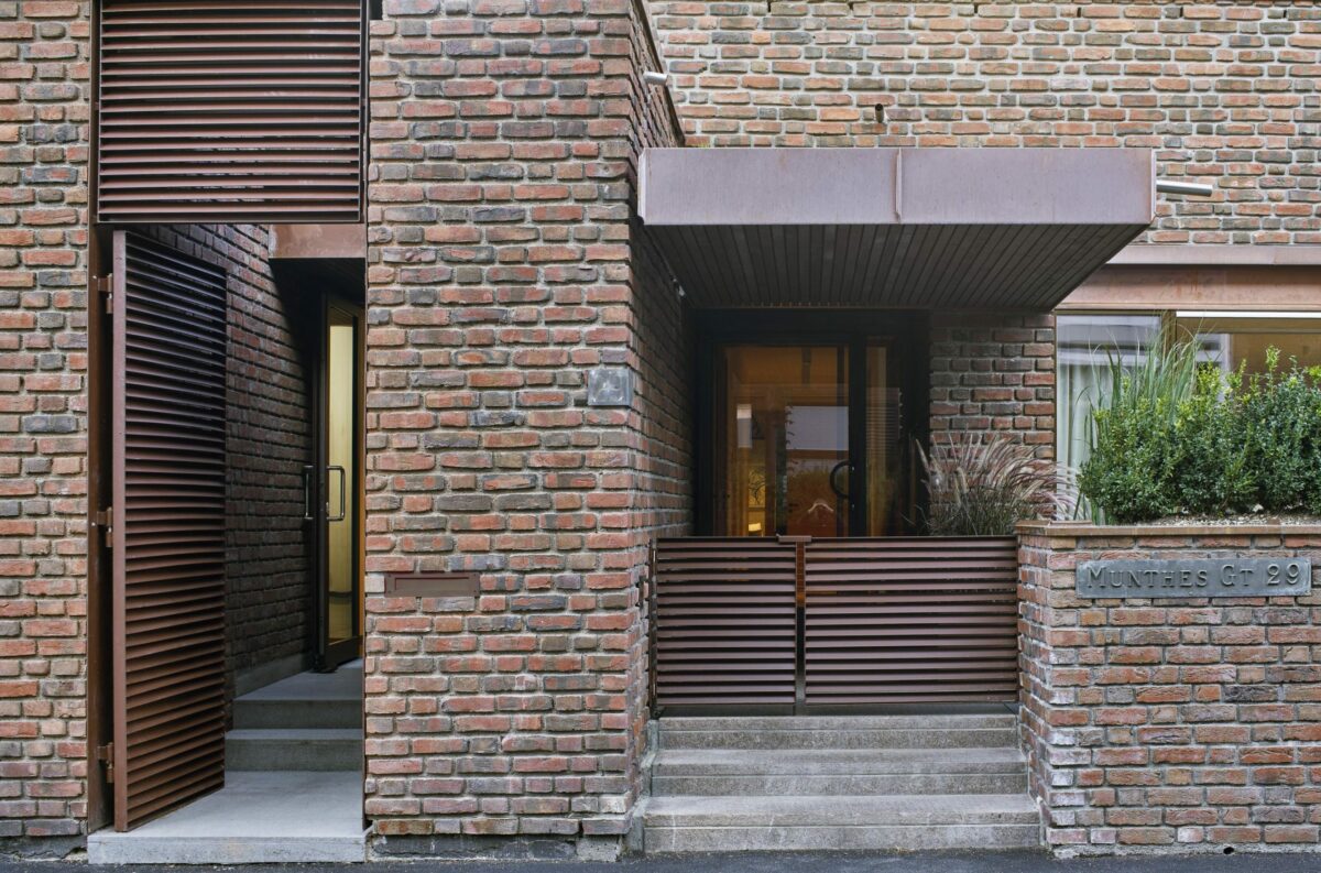 Ventilasjonsrister ble nye, flotte inngangsdører 5