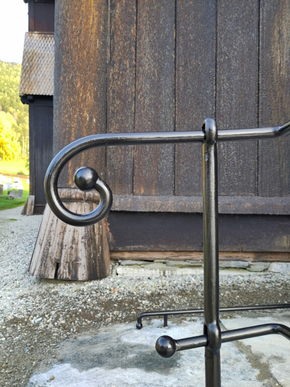 Trapp og rampe i stein til stavkyrkja 9