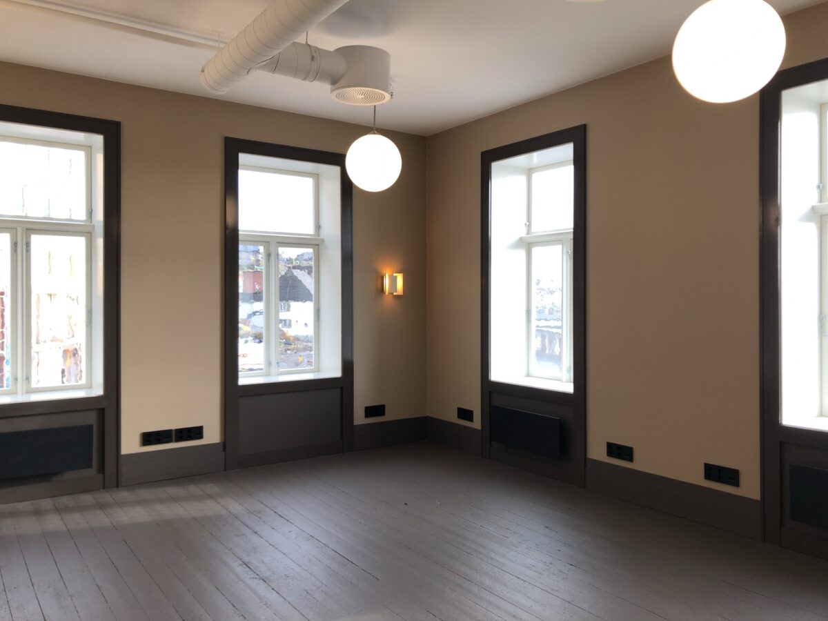 Sjablongmalte ventilasjonsrister i festsalen 8