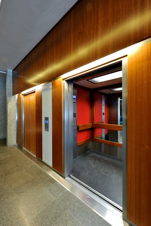 Teakdører ble gjenbrukt i nye heiser 6