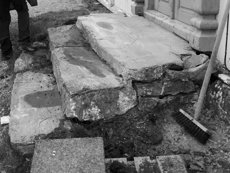 Kyrkje fekk tørrmura trapp og rampe med varmekablar 6