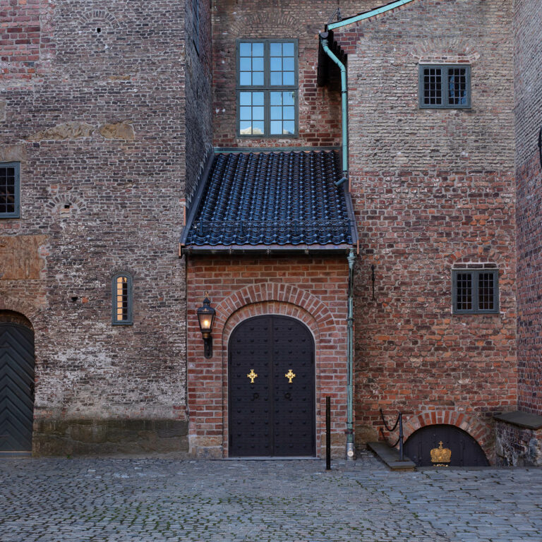 Integrert løfteplattform i trappen til Slottskirken 3