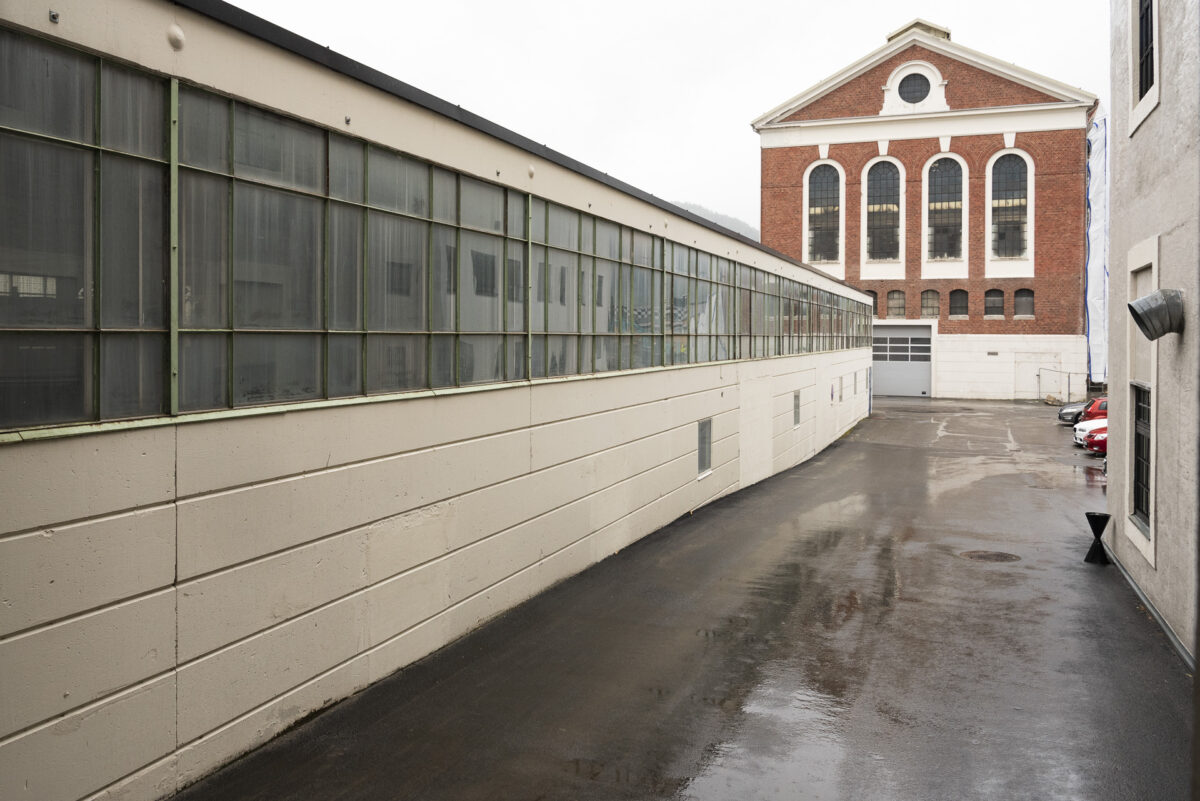 Lasterampe på freda fabrikkbygning 7