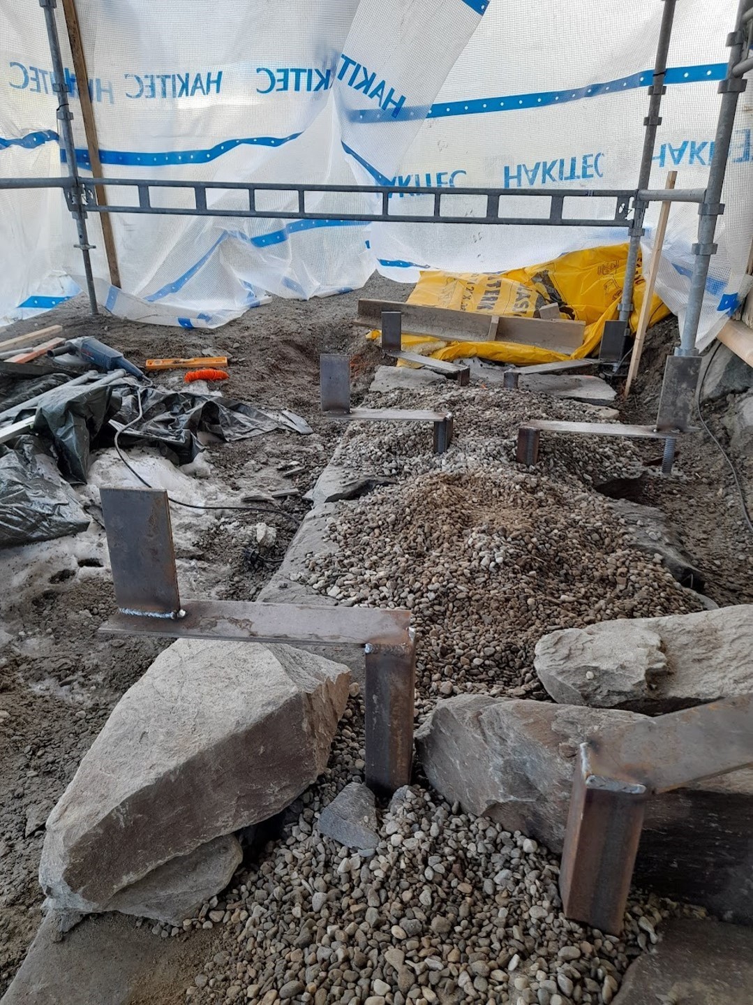 Kyrkje fekk tørrmura trapp og rampe med varmekablar 7