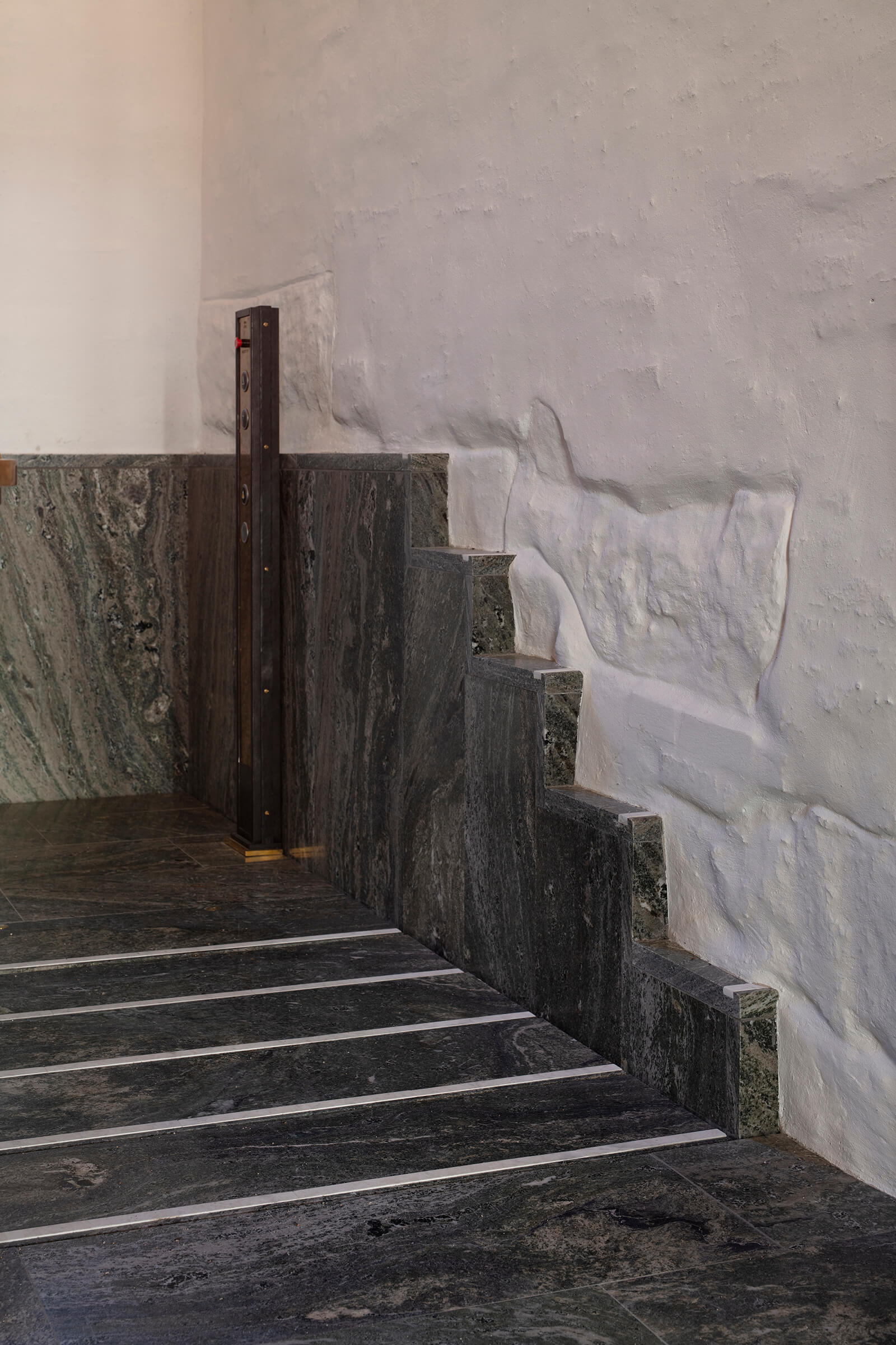 Integrert løfteplattform i trappen til Slottskirken 4