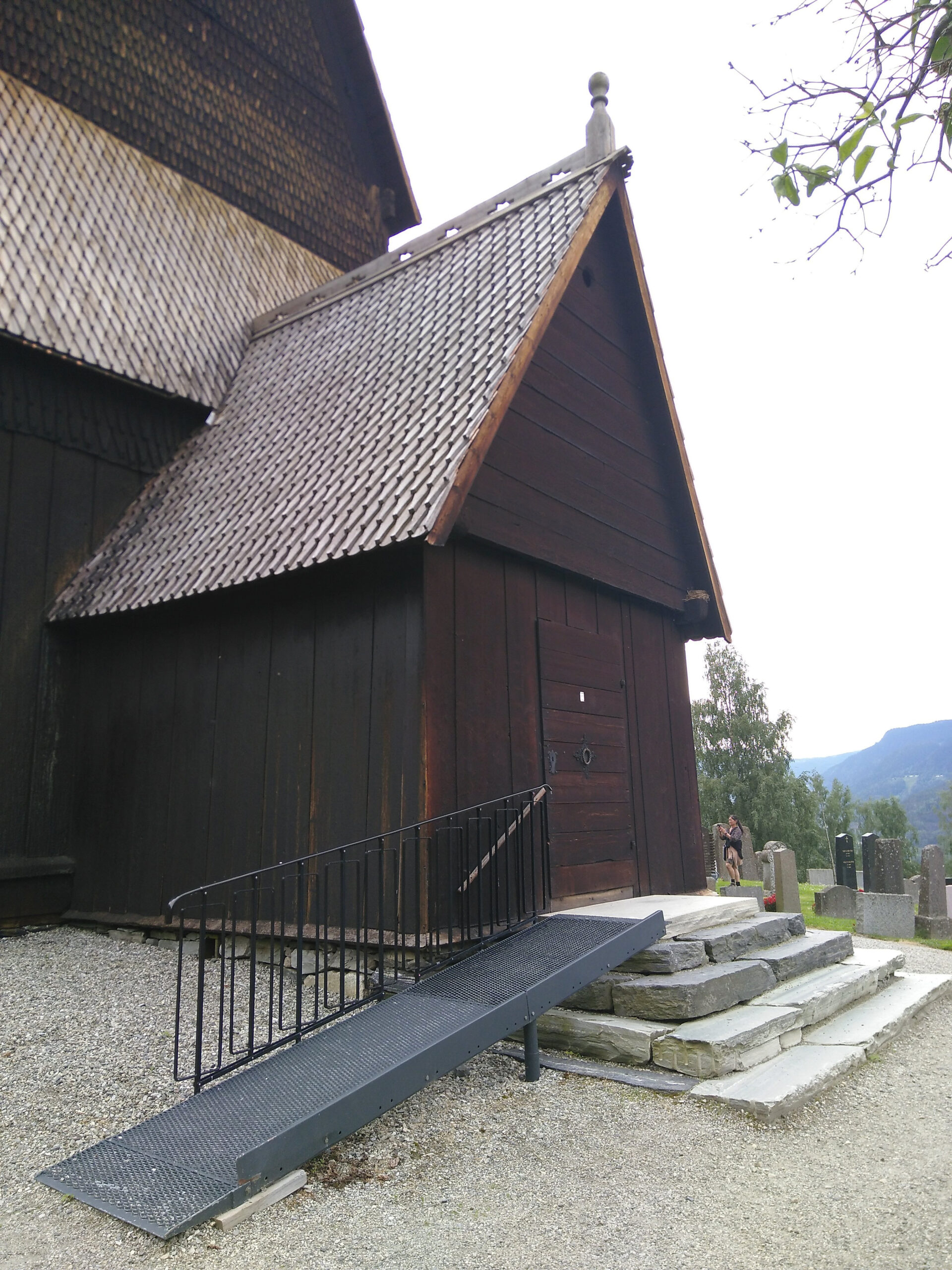 Trapp og rampe i stein til stavkyrkja 7