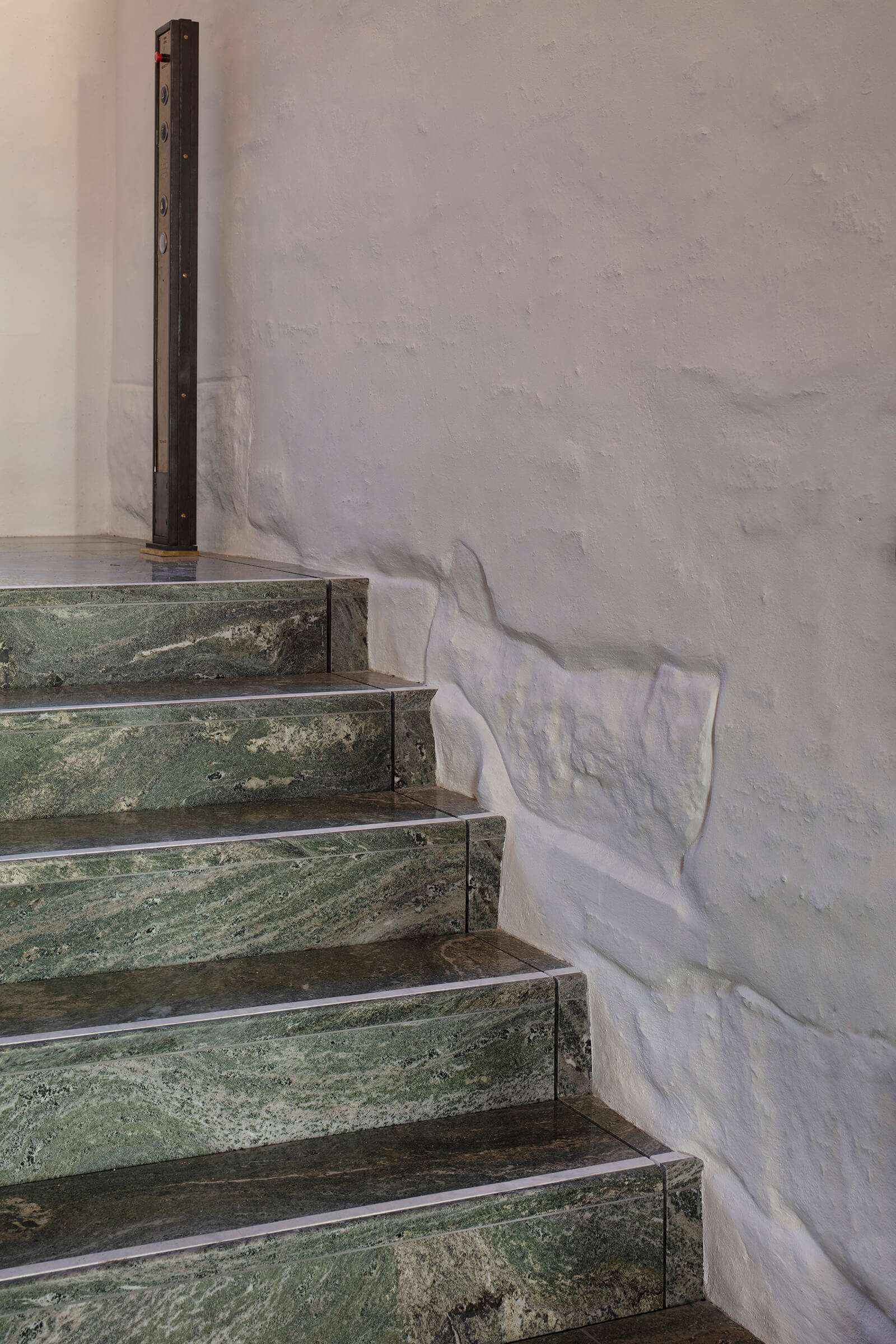 Integrert løfteplattform i trappen til Slottskirken 5