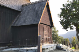 Trapp og rampe i stein til stavkyrkja 3