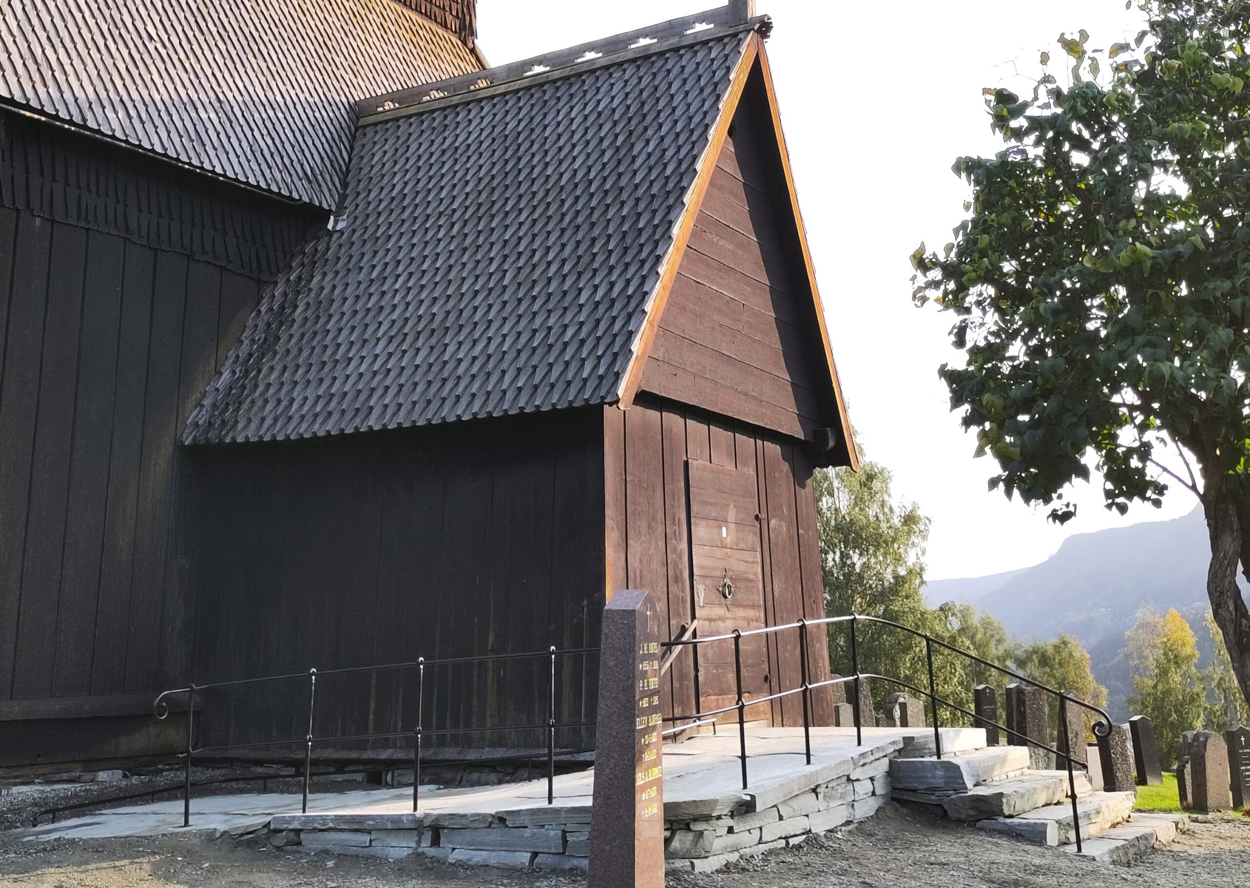 Trapp og rampe i stein til stavkyrkja 1