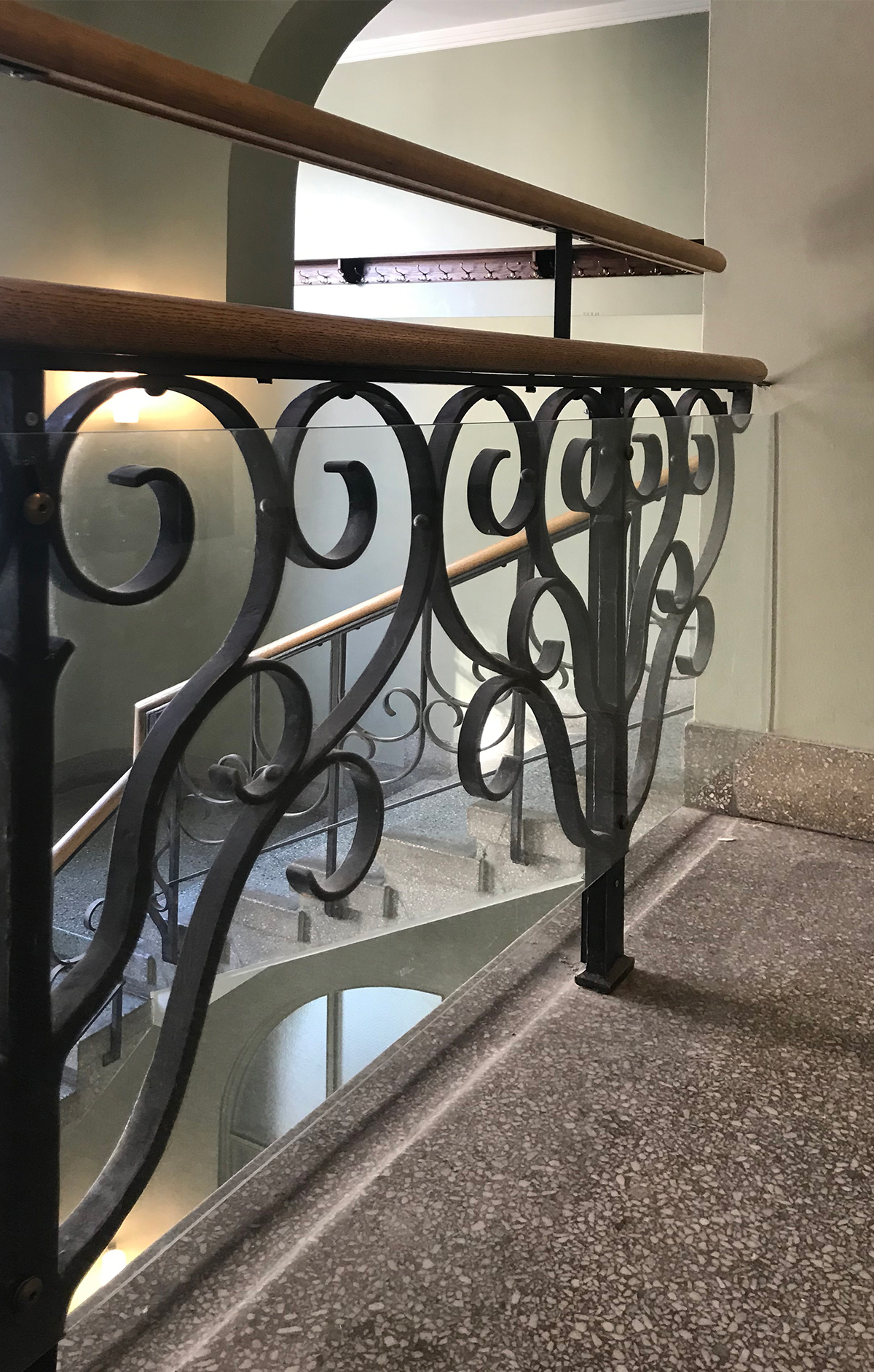 Sikkerhetstiltak på rekkverk i hovedtrapper 7