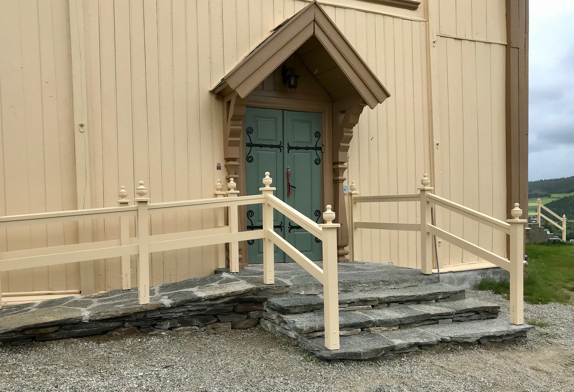 Kyrkje fekk tørrmura trapp og rampe med varmekablar 9