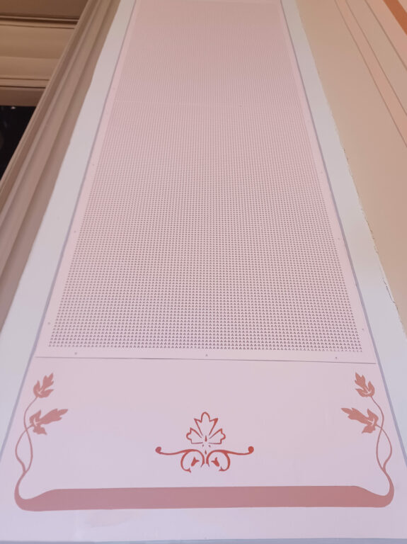 Sjablongmalte ventilasjonsrister i festsalen 6