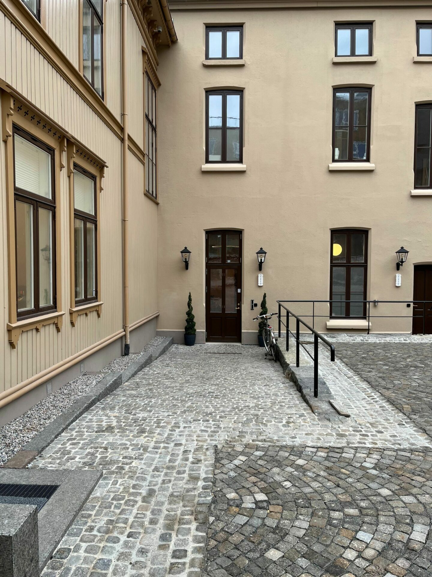 Frå mørkt loft til ljost kontor 8