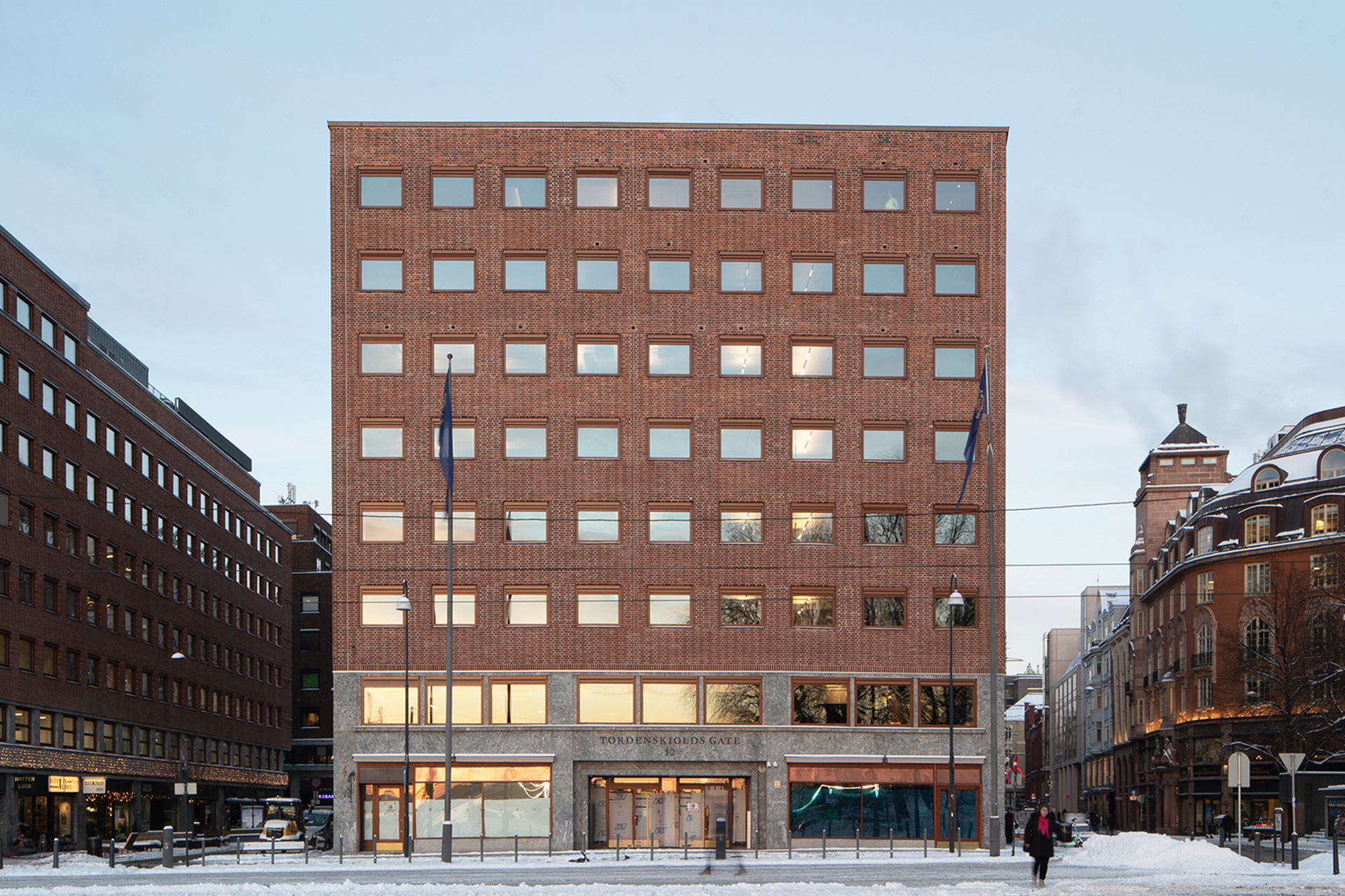 Teak-vinduer supplert med kopier i eik 1