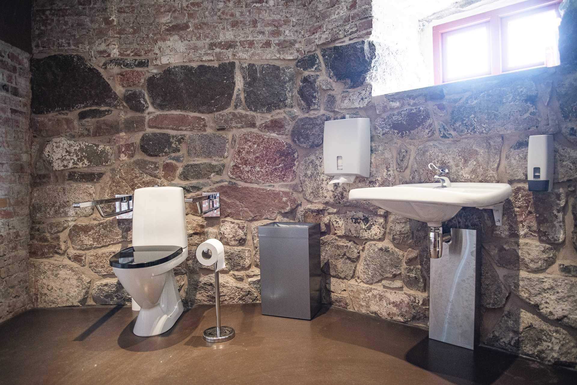 Toaletter under kirkens sakristi 1