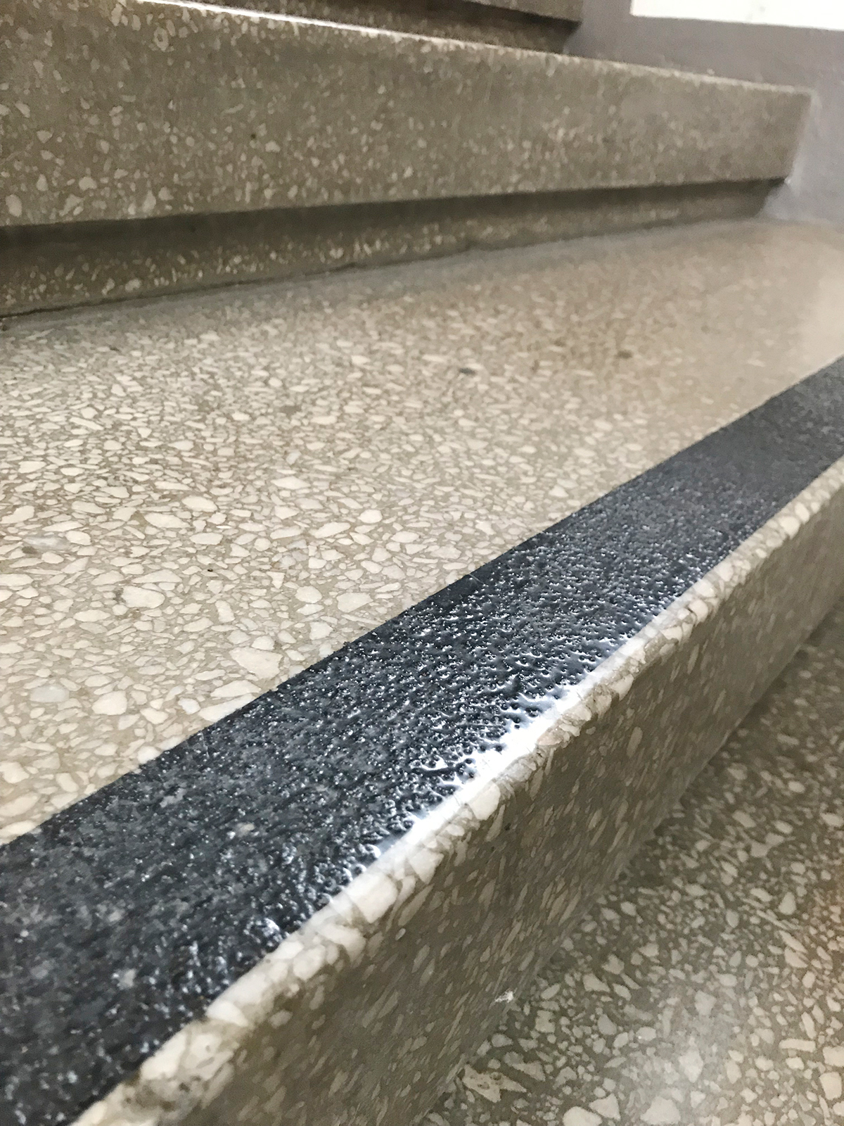 Kontrastmerking i trapper 6