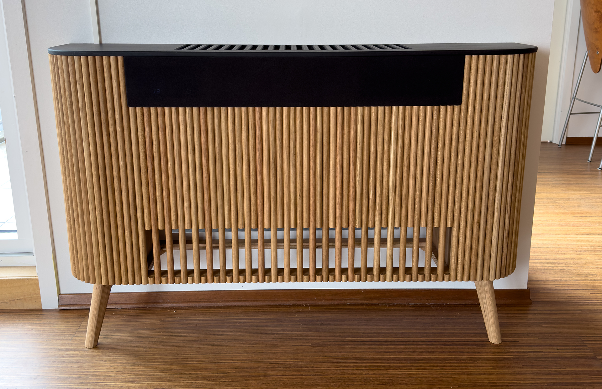 Tilpasset møbel skjuler varmepumpen uten å redusere effekten 1