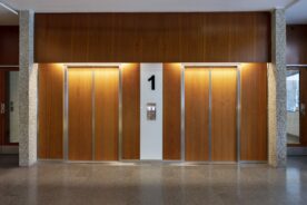 Teakdører ble gjenbrukt i nye heiser 2