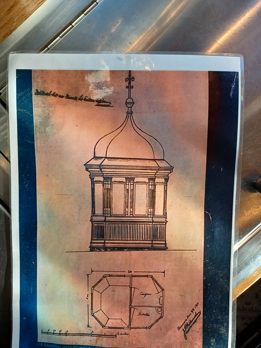 Bar og pølsebu i gammal kiosk 10