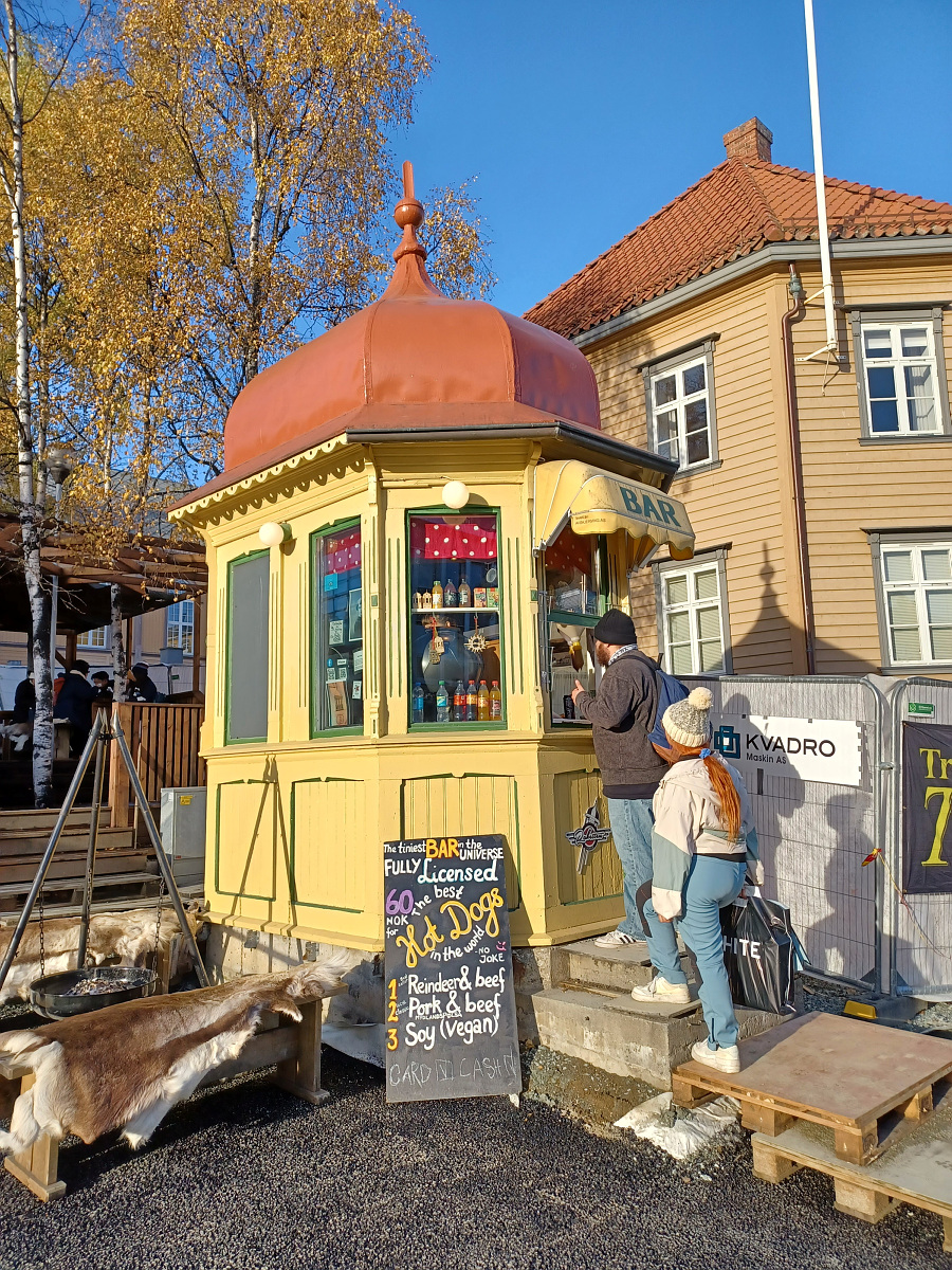 Bar og pølsebu i gammal kiosk 9