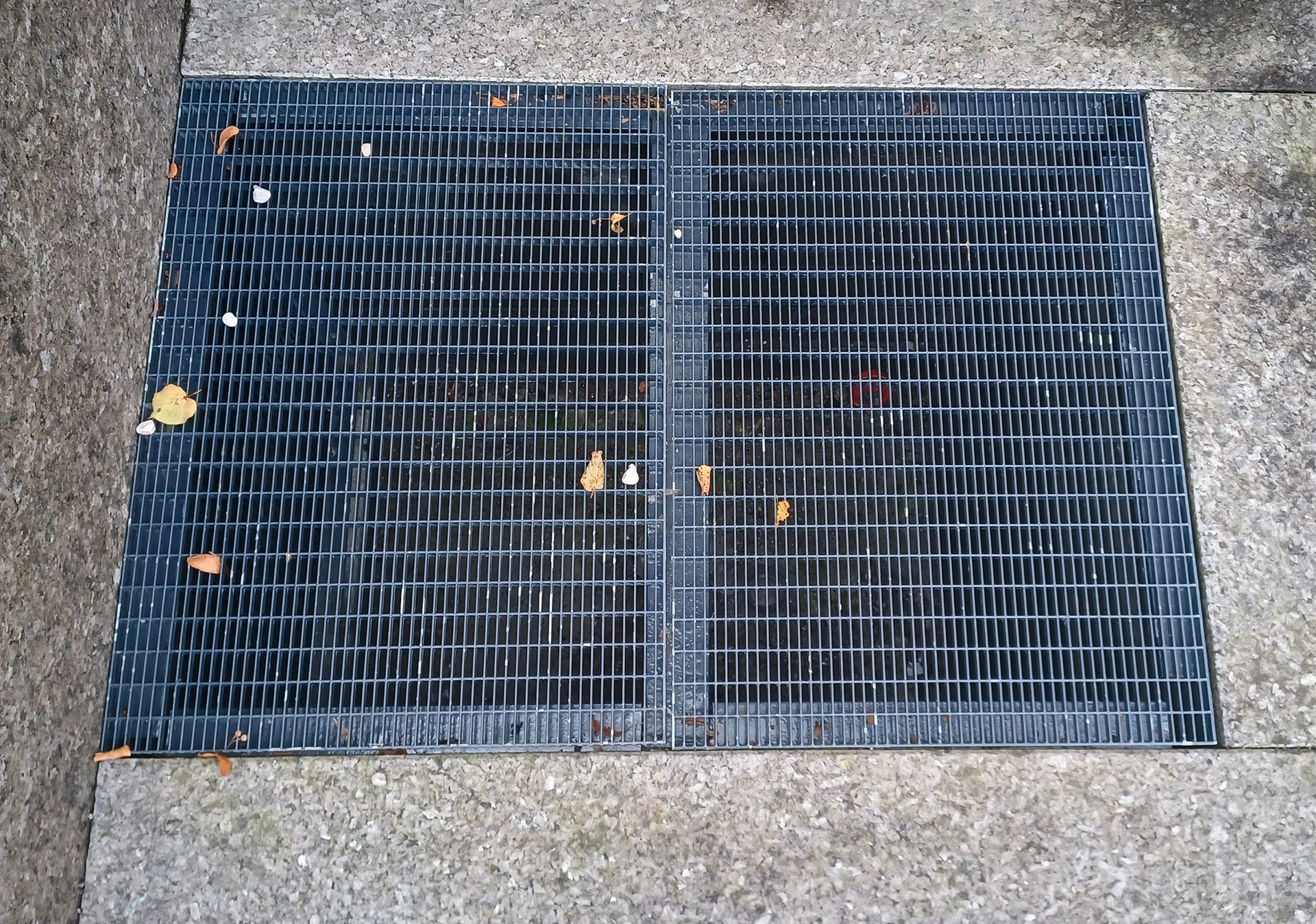 Sjablongmalte ventilasjonsrister i festsalen 10