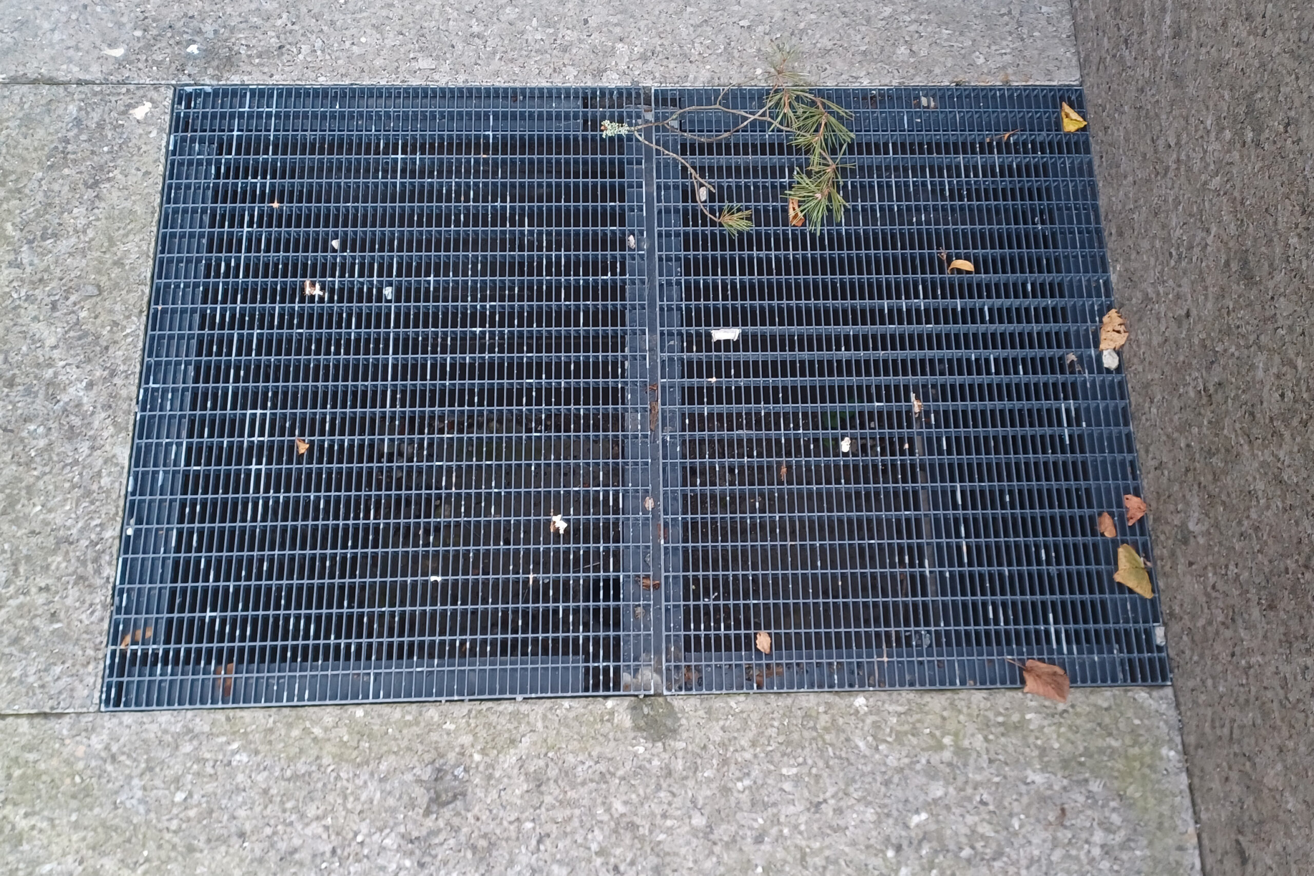 Sjablongmalte ventilasjonsrister i festsalen 11