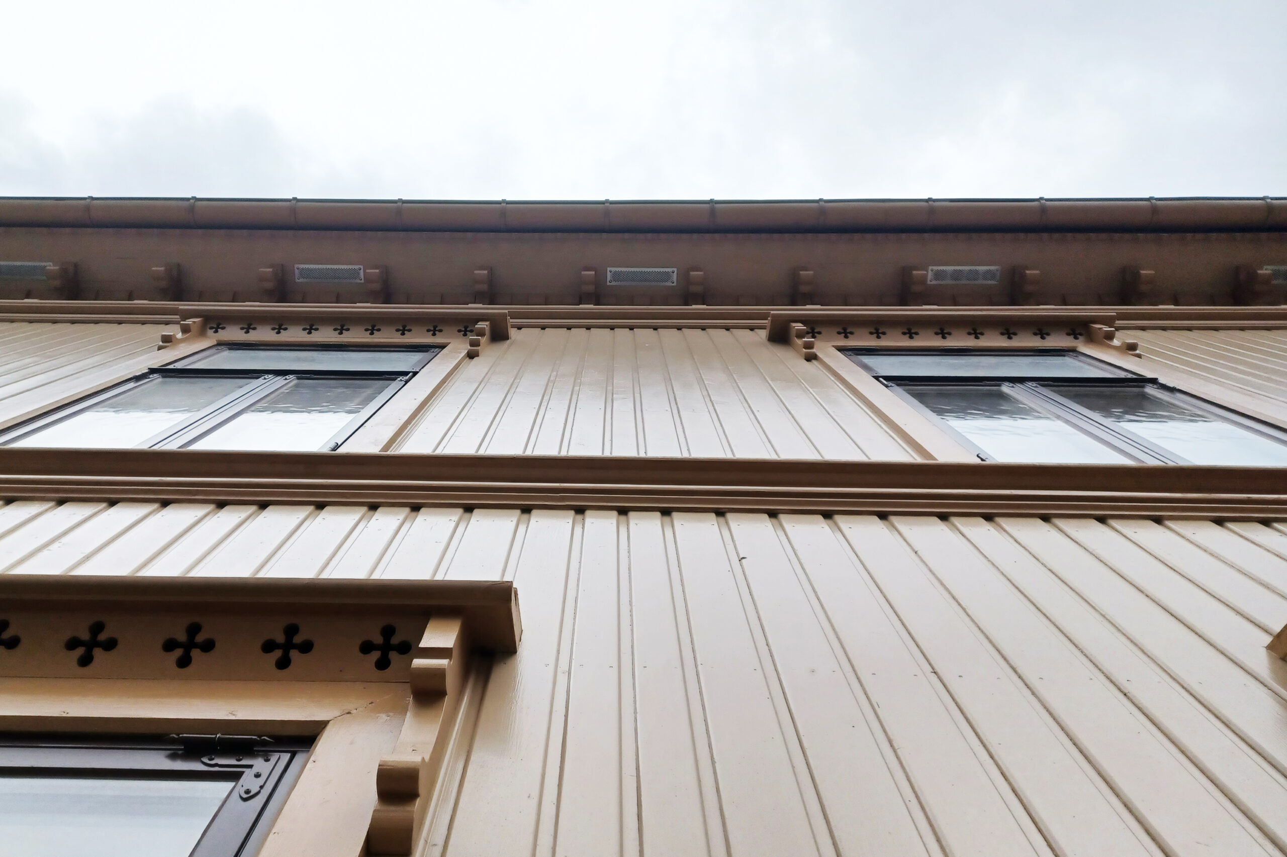 Sjablongmalte ventilasjonsrister i festsalen 12