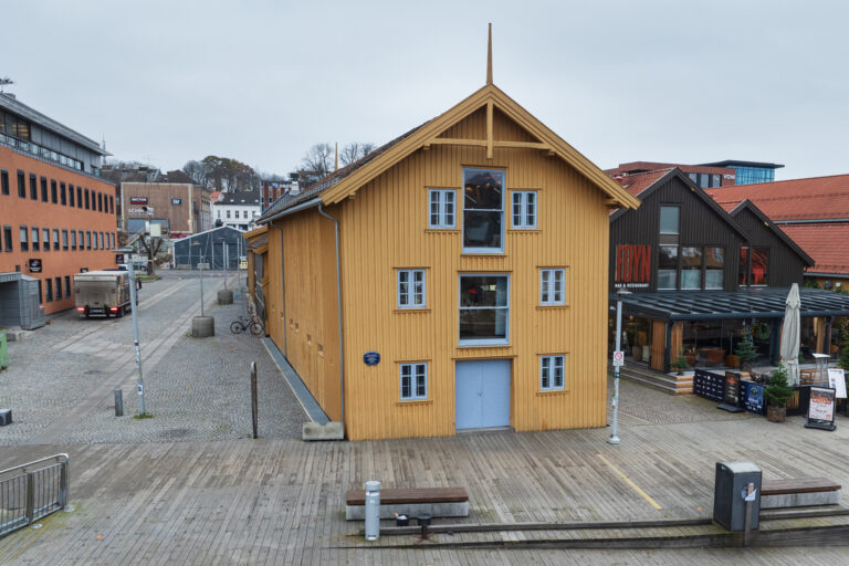 Utvendig etterisolering av fredet sjøbod 5