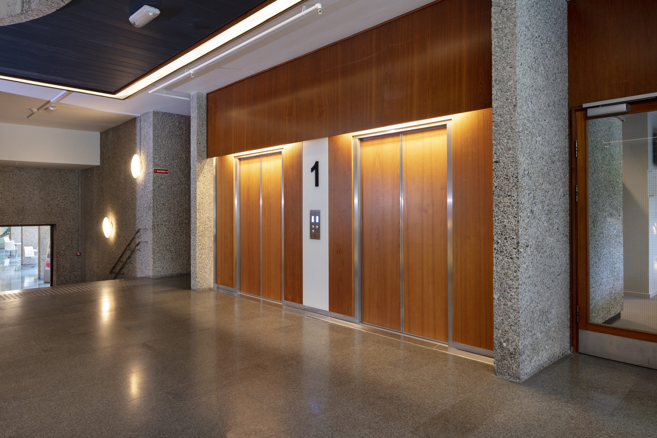 Teakdører ble gjenbrukt i nye heiser 11