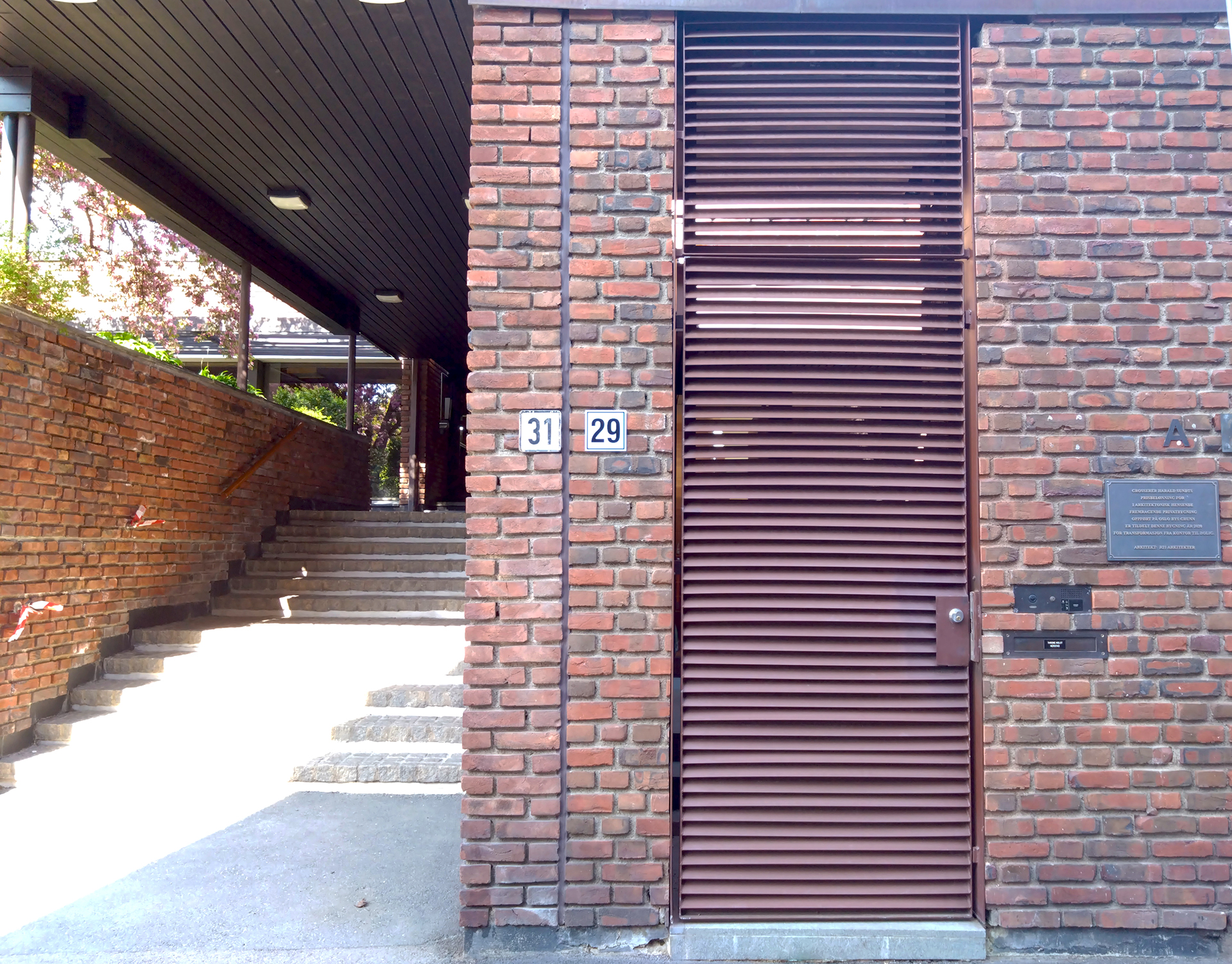 Ventilasjonsrister ble nye, flotte inngangsdører 1