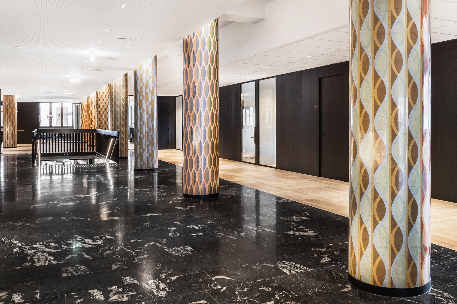 Båret inn i en ny tid av 16 dekorerte søyler 1