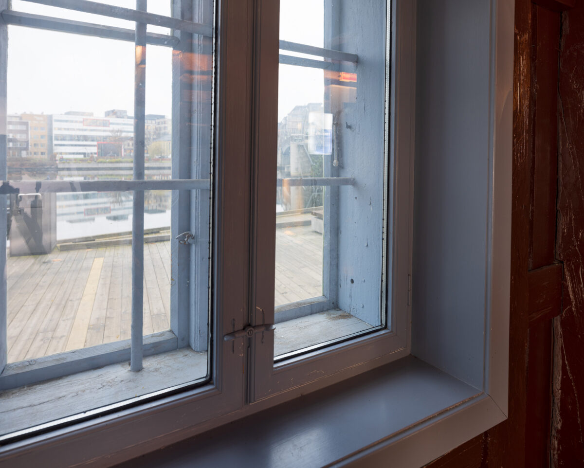 Utvendig etterisolering av fredet sjøbod 7