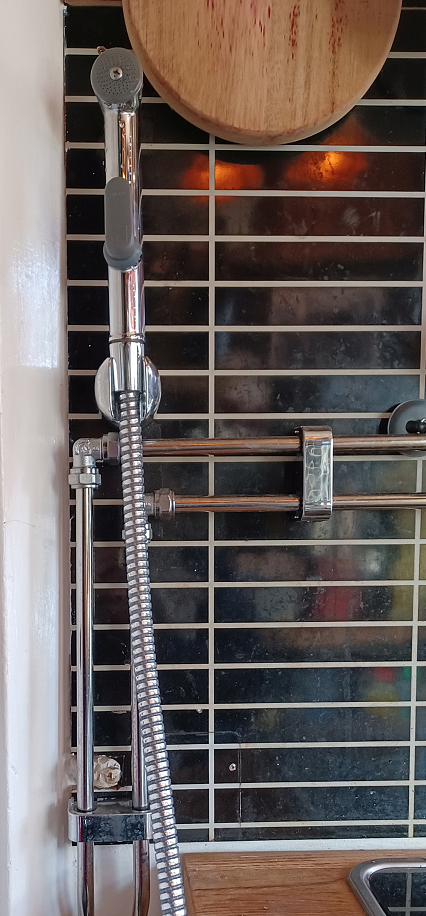 Bar og pølsebu i gammal kiosk 8