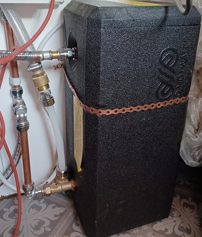 Bar og pølsebu i gammal kiosk 7