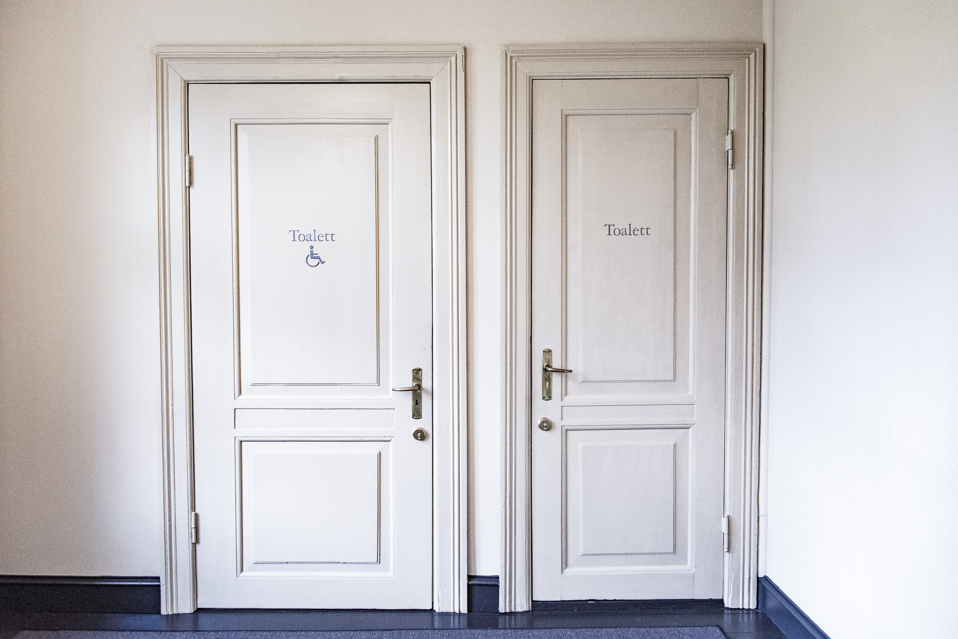Tilpasning av dør til handicaptoalett 1