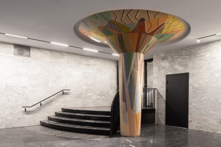 Båret inn i en ny tid av 16 dekorerte søyler 7