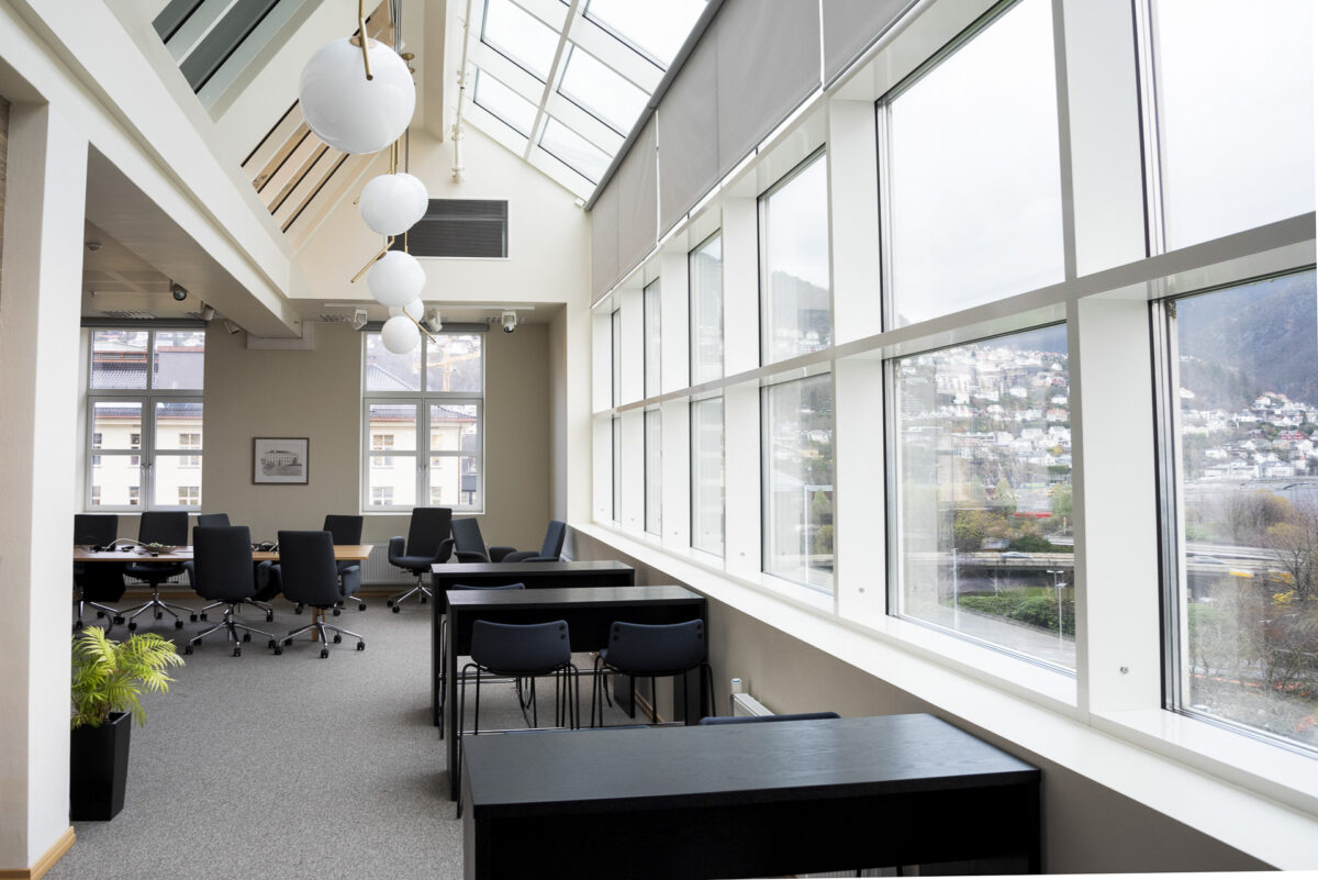 Tilbakeføring av fasaden i fredet universitetsbygg 6