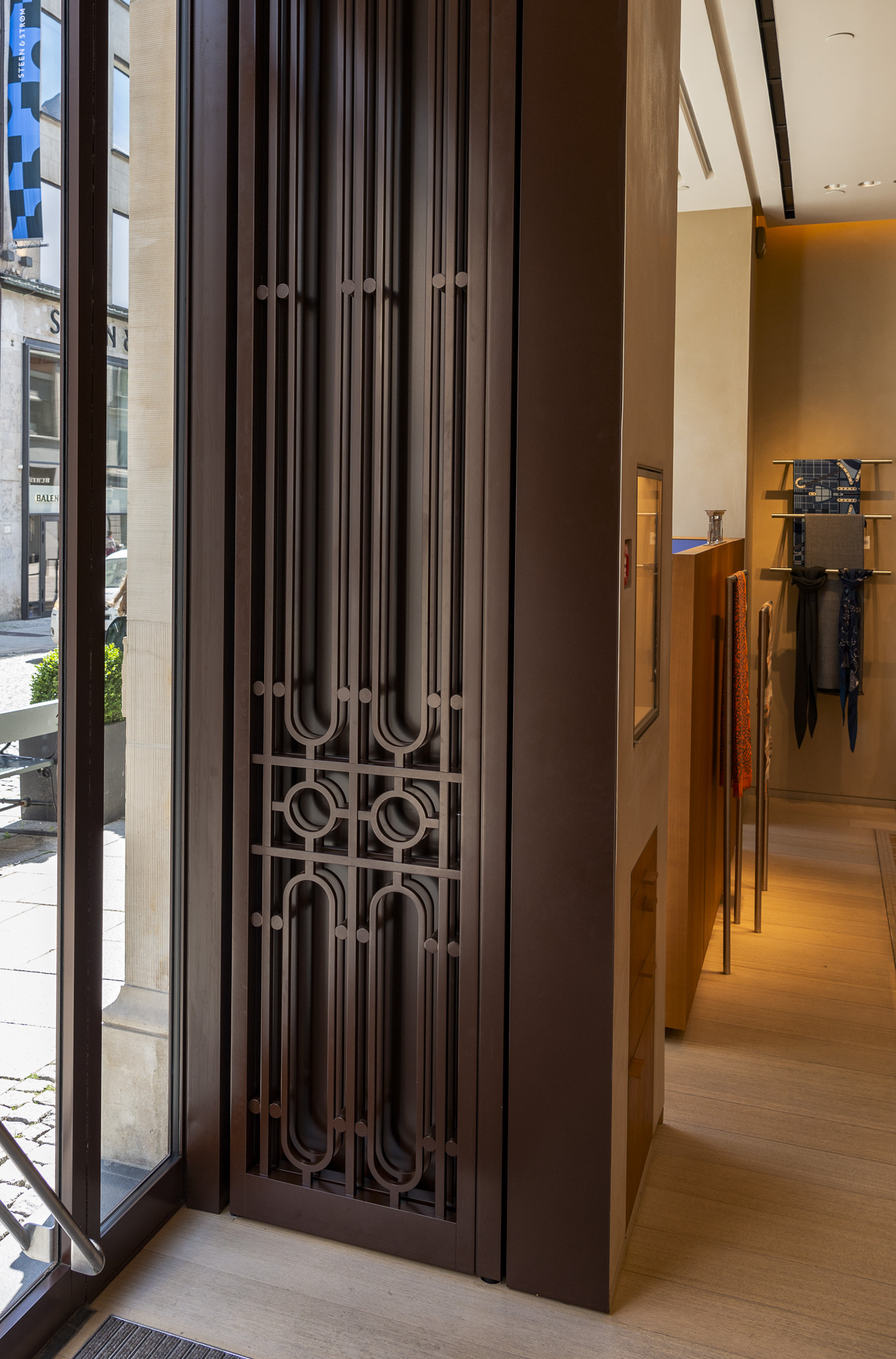 Sikkerhetsgitter foran butikk 4