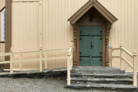 Kyrkje fekk tørrmura trapp og rampe med varmekablar 2