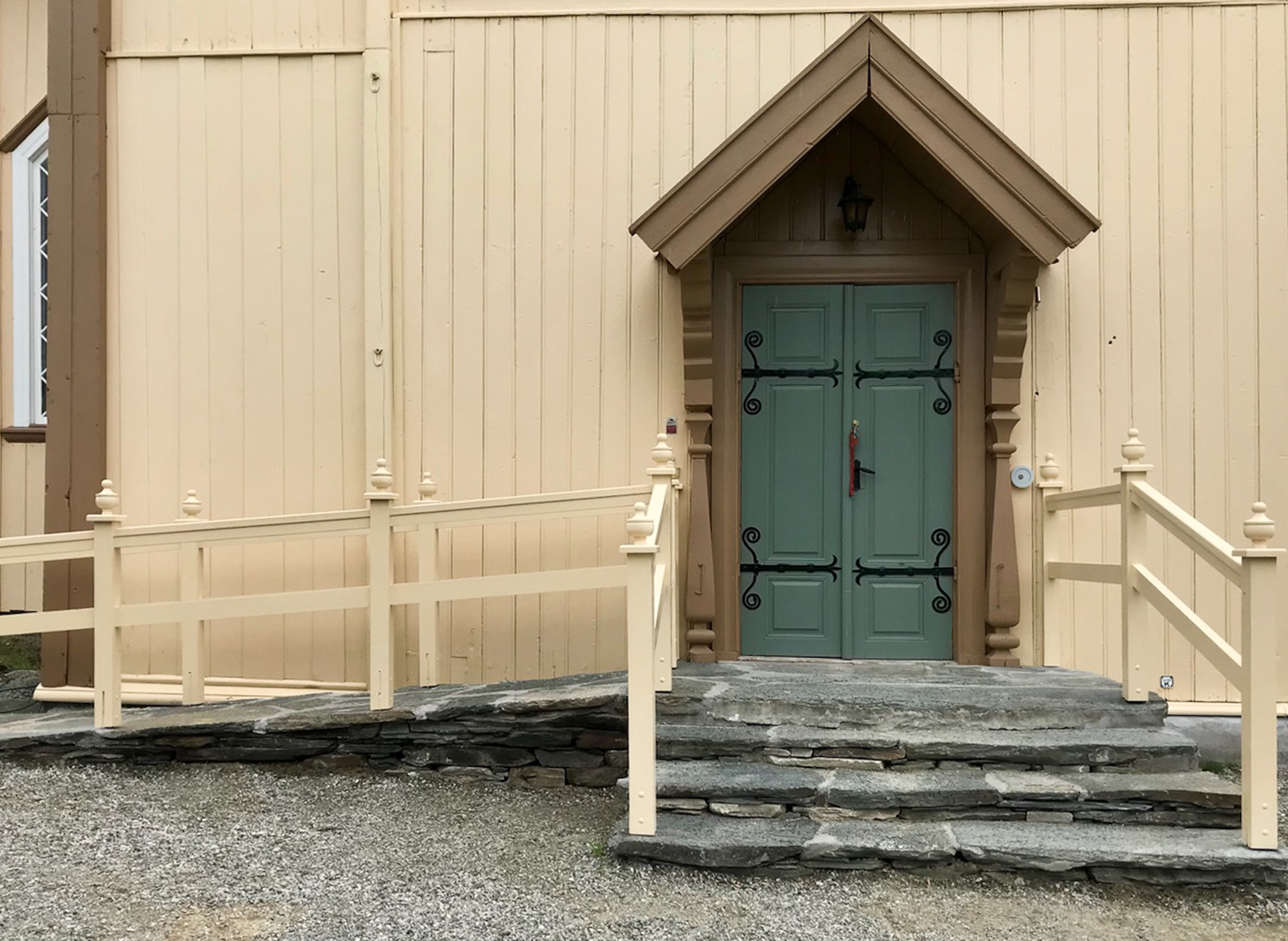 Kyrkje fekk tørrmura trapp og rampe med varmekablar 1