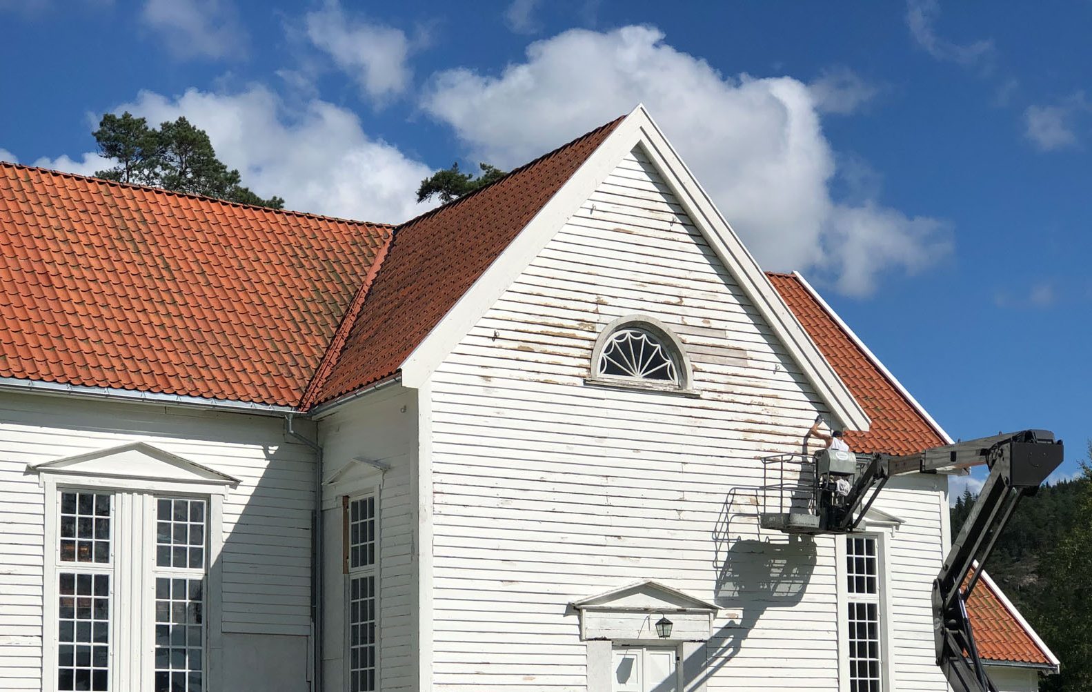 Tradisjonell overflatebehandling av kyrkjebygg 1