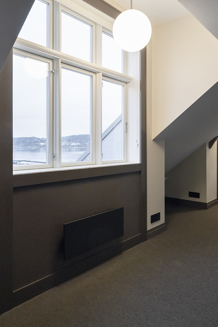 Frå mørkt loft til ljost kontor 7