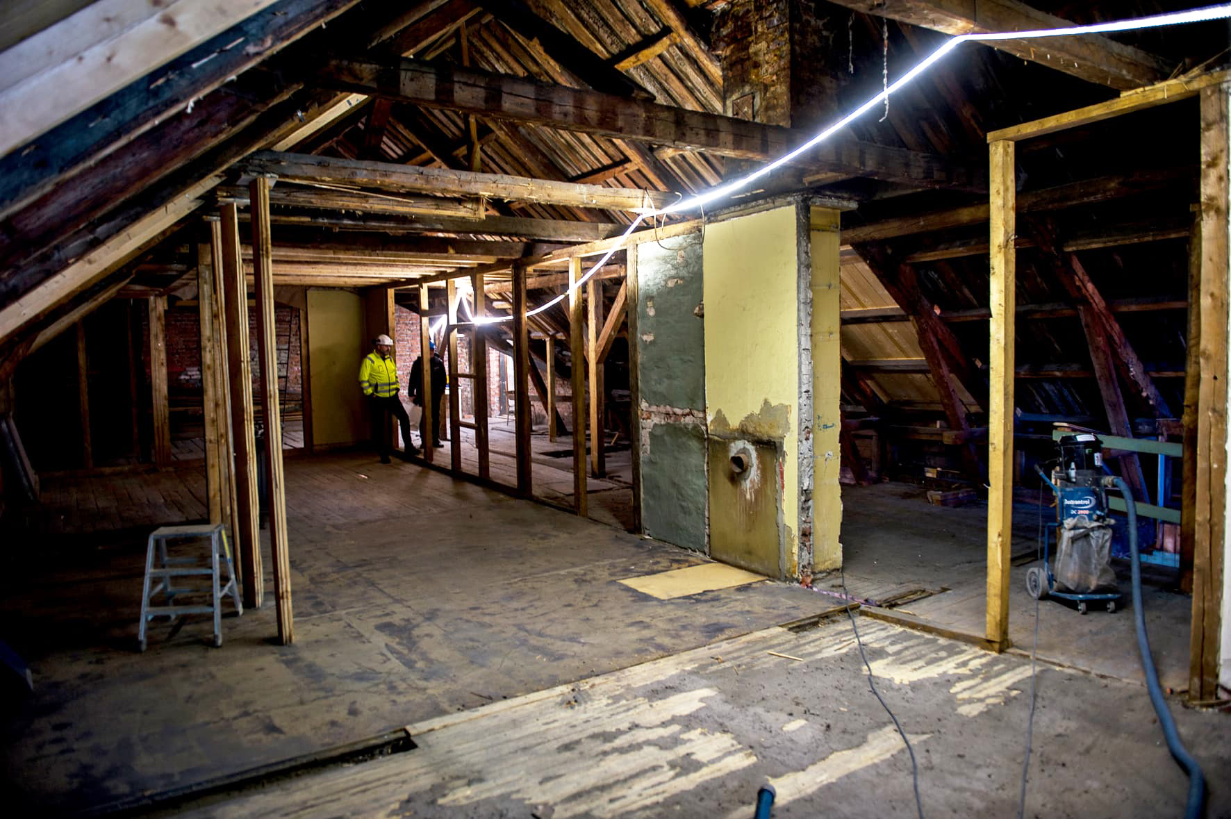 Frå mørkt loft til ljost kontor 6