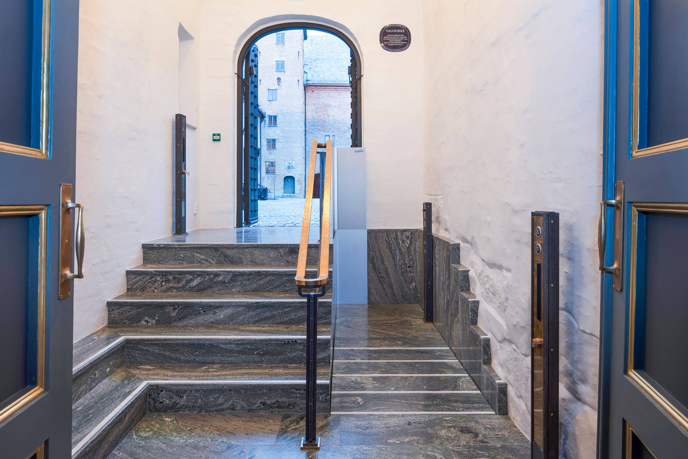 Integrert løfteplattform i trappen til Slottskirken 1