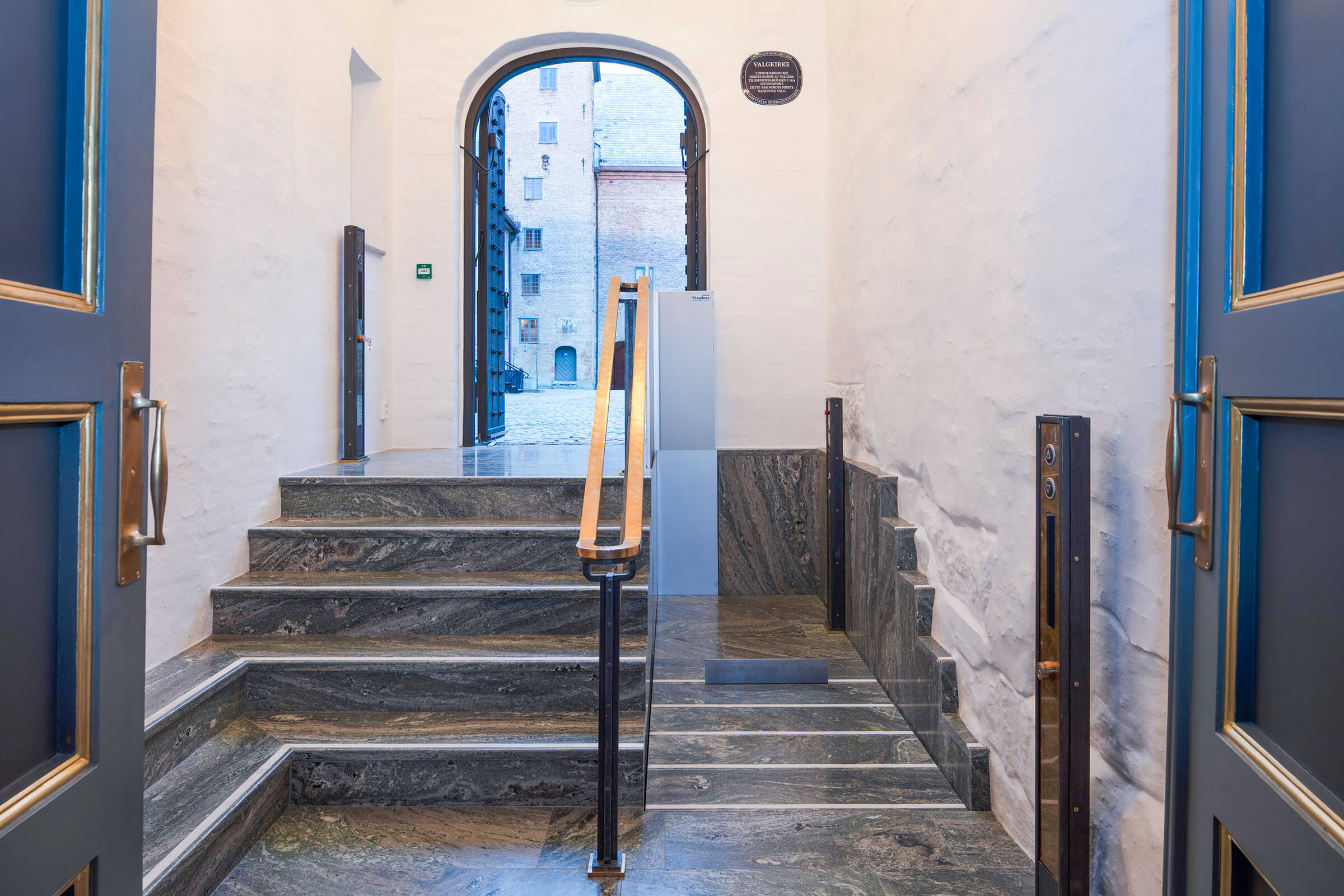 Integrert løfteplattform i trappen til Slottskirken 9